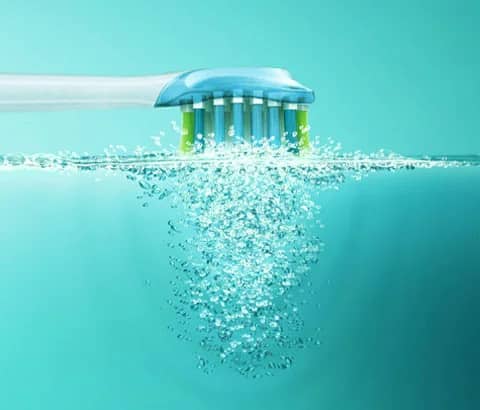 Innovative sonic technology pulses water between teeth